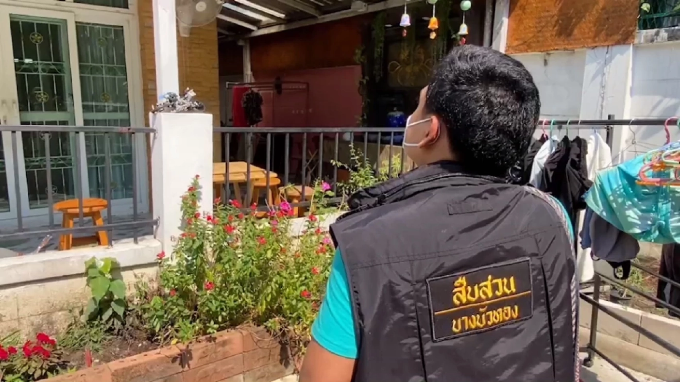 ปวีณา - ตร.บางบัวทอง นำหมายศาลเข้าค้นบ้านครูเตย ยึดสาก มีดทำครัว ไปตรวจสอบ