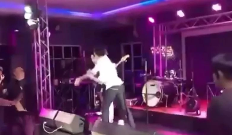 "เอ๊ะ จิรากร" ยันดำเนินคดีชายบุกต่อยบนเวที ถึงที่สุด สร้างมาตรฐานปกป้องนักดนตรี