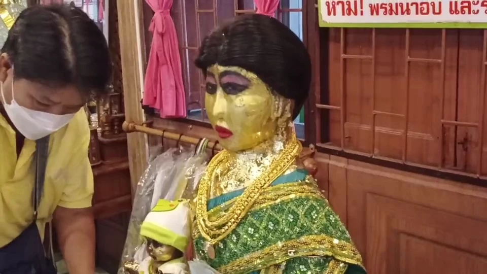 เปิดคลิป คนร้ายแอบฉกสร้อยคอทองคำ"ย่านาค" วัดมหาบุศย์