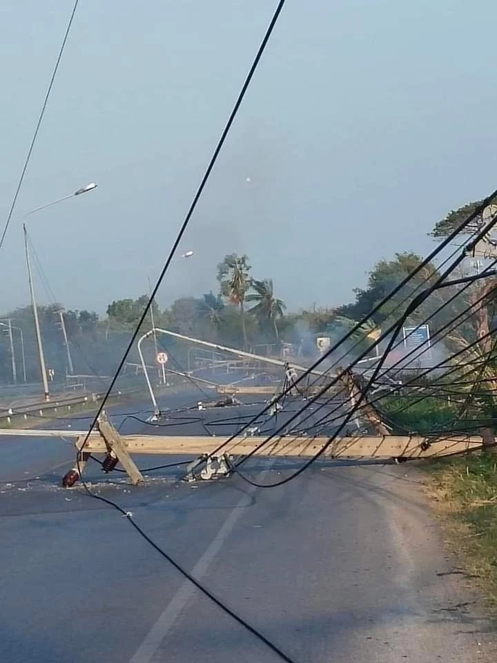 พายุกระหน่ำเมืองลพบุรี เสาไฟล้ม 17 ต้น "ไฟฟ้า-สื่อสาร"ล่ม