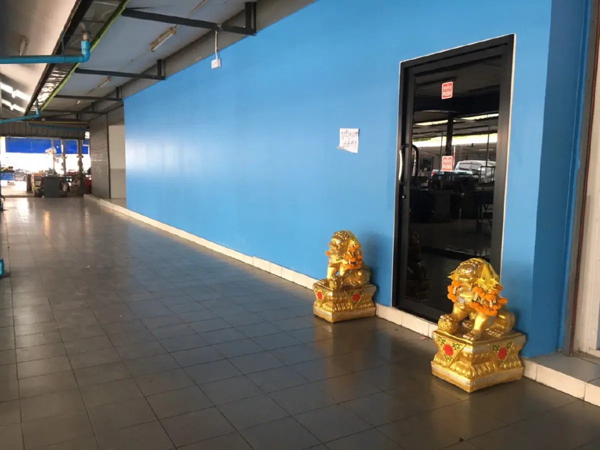 ตร.บางแก้ว บุกทลายบ่อน พบของกลางจำนวนมาก แต่ไร้เงาผีพนัน