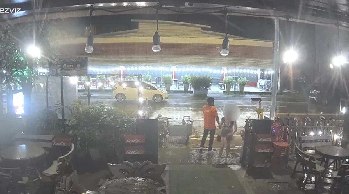 วงจรปิดผู้เสียหาย ขณะวิ่งเข้าร้านไปหาพี่สาว