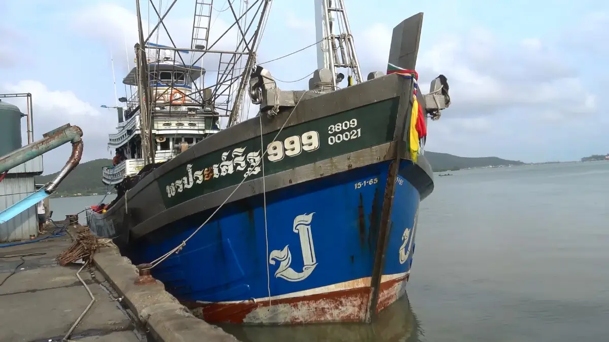 ชาวประมงผวา "ฝนตกหนัก-คลื่นลมแรง" นำเรือจอดเรือเทียบท่าสงขลา