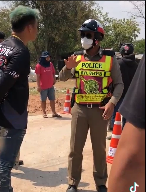 ภาพการโต้เถียงระหว่าง "แก๊งน้ำไม่อาบ" กับตำรวจจอหอ