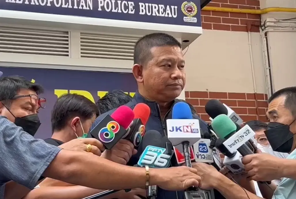 คุมตัว 6 ตำรวจ จอมรีด ฝากขังศาลอาญาคดีทุจริตฯ ก้มหน้าเงียบ ไม่ตอบคำถามสื่อ