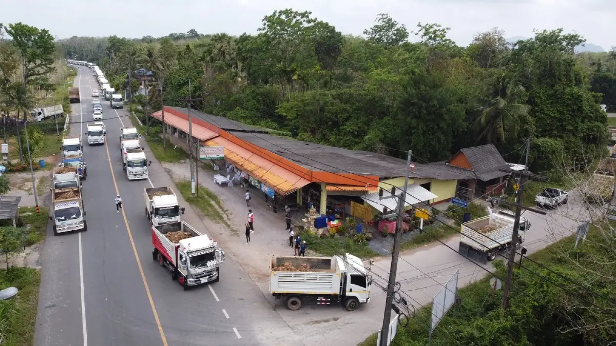 สิงห์รถบรรทุกกว่า150 คัน ระดมทำบุญขนดินเข้าวัด