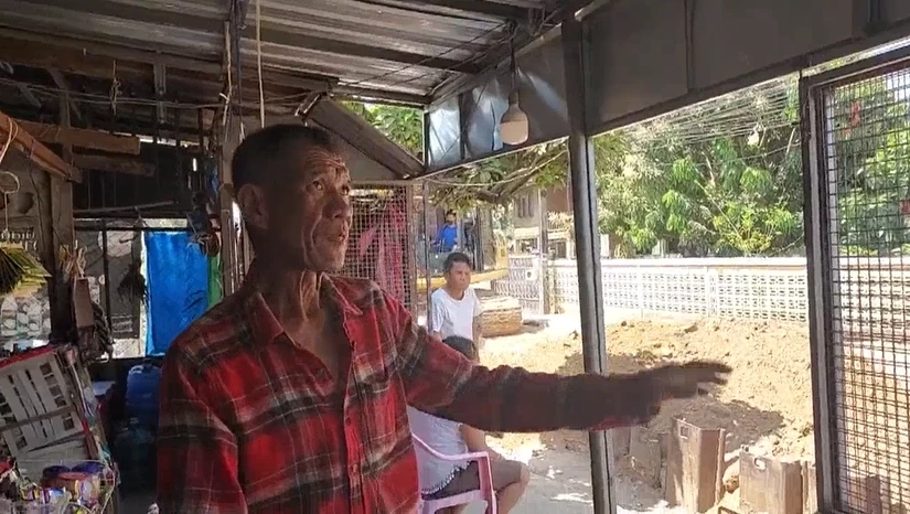 ชาวบ้านที่อาศัยติดโครงการก่อสร้างชี้ให้ดูผลกระทบ