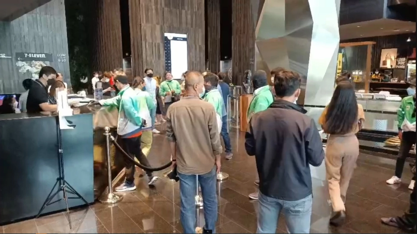 ไลน์แมนเรียกร้อง 5 ข้อ ขู่ยกระดับ ปักหลักหน้าตึก สนง.ใหญ่