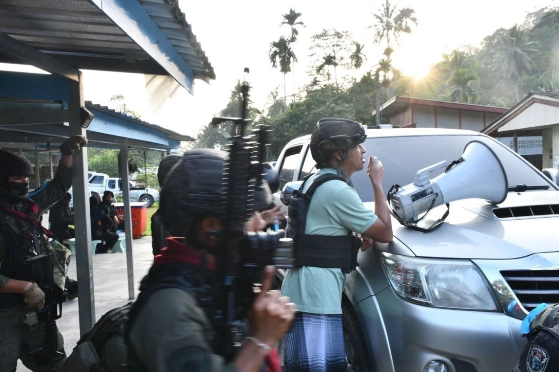 21 ก.พ.66 เจ้าหน้าที่หน่วยปฏิบัติการพิเศษร่วมสนธิกำลัง 3 ฝ่ายเข้าพิสูจน์ทราบเป้าหมาย หลังประชาชนให้ข้อมูล ว่ามีผู้ก่อเหตุรุนแรงที่เกี่ยวข้องกับเหตุระเบิดในพื้นที่ เข้าไปอาศัยหลบซ่อนตัว ในพื้นที่หมู่บ้านมายอ หมู่ที่ 6 ต.ธารโต อ.ธารโต จ.ยะลา