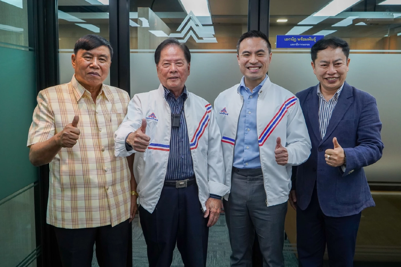 ทั้งนี้ พรรคให้ความสำคัญกับทุกพื้นที่ ในการจัดเตรียมผู้สมัครลงเลือกตั้ง และในวันอาทิตย์ที่ 19 กุมภาพันธ์นี้ ตนจะเดินทางไปที่ จ.นราธิวาส เพื่อทำการจัดตั้งสาขาพรรค พร้อมพูดคุย นายกูเซ็ง ยาวอหะซัน ซึ่งถือเป็นบ้านใหญ่ของจ.นราธิวาส ที่เชื่อว่าจะสามารถกวาดเก้าอี้มาได้ใน 4 เขตด้วย  “วันนี้รวมไทยสร้างชาติมีความพร้อมมาก ในการสู้ศึกการเลือกตั้ง และตั้งใจจะส่งผู้สมัครครบทั้ง 400 เขต ขณะนี้มีความคืบหน้าและความพร้อมอย่างเต็มที่ ทั้งในส่วนของผู้สมัคร ทีมงาน ผู้สนับสนุนที่มีเกือบทุกพื้นที่ เช่น จ.เชียงราย ก็มีนายสัมพันธ์ นำทีม หรือจ.นราธิวาส มี นายกูเซ็ง มาร่วมงาน หลังจากนี้จะมีการประกาศตัวผู้สมัครและนโยบายออกมาอย่างต่อเนื่อง เชื่อว่าในโค้งสุดท้ายช่วง 2-3 เดือนจากนี้ พรรคจะได้รับความนิยมเพิ่มขึ้นเรื่อยๆ อย่างแน่นอน” เลขาธิการพรรครวมไทยสร้างชาติ กล่าว