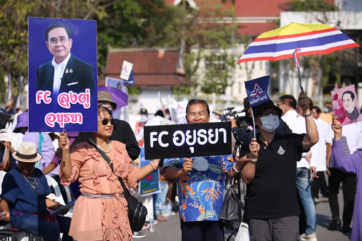 เวทีโคราช "รทสช." คึกคัก ปชช.พรึ่บทยอยฟังปราศรัย-รอรับ "บิ๊กตู่" (มีคลิป)