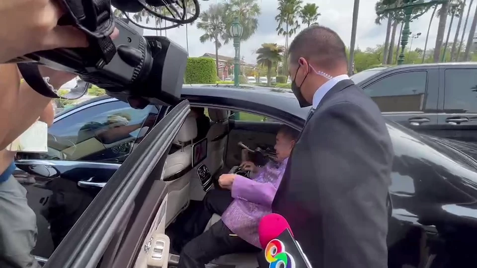 พลเอกประวิตร ยิ้มร่าหลังขึ้นรถ โดยไม่ตอบปม สมศักดิ์ จ่อซบเพื่อไทย