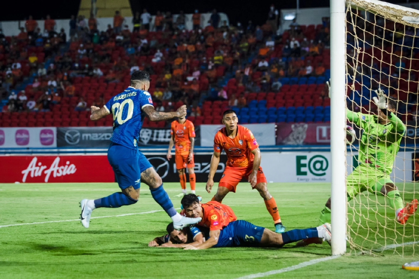 แบงค็อกรัวครึ่งหลังบุกถล่มโคราช 4-0 ศึกไทยลีก