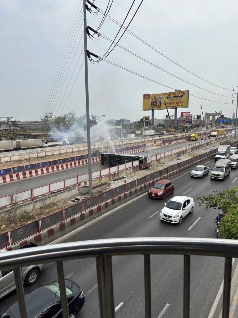 มินิบัส 7 สีปันรักให้โลก พลิกคว่ำบนถนนพระราม 2 บาดเจ็บ 17 ราย