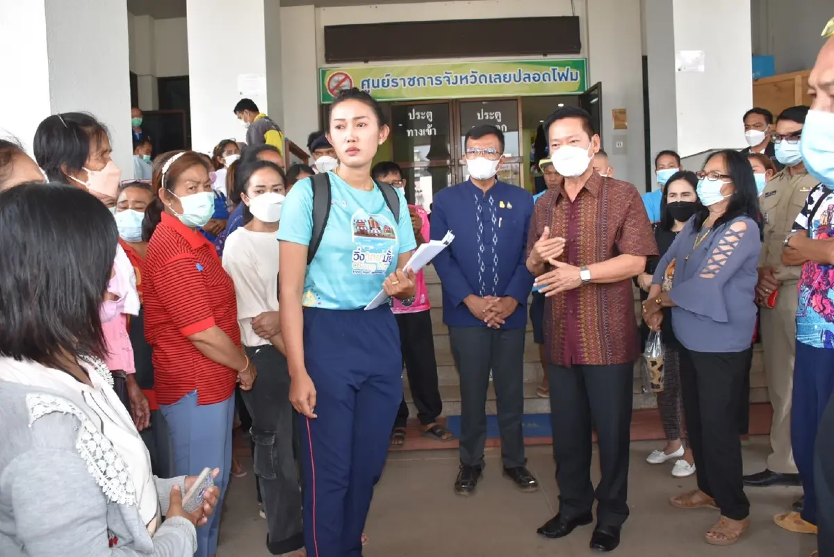 ชาวบ้านเต็มศาลากลาง รอลุ้นประกัน 15 ผู้ต้องหา คดีรุมโทรมสาว 14
