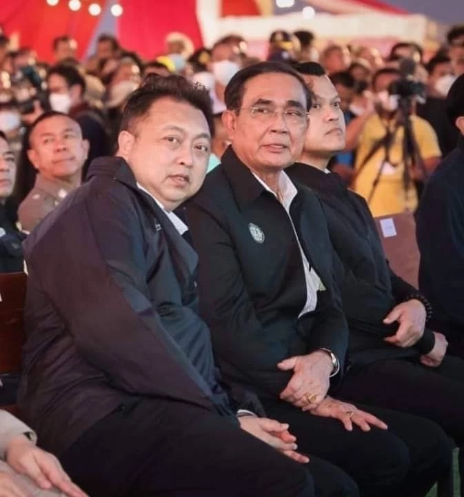 "เสี่ยเฮ้ง"สยบข่าวตีจาก"ลุงตู่" โพสต์ภาพมอบความรักชื่นชมอภิปรายในสภา