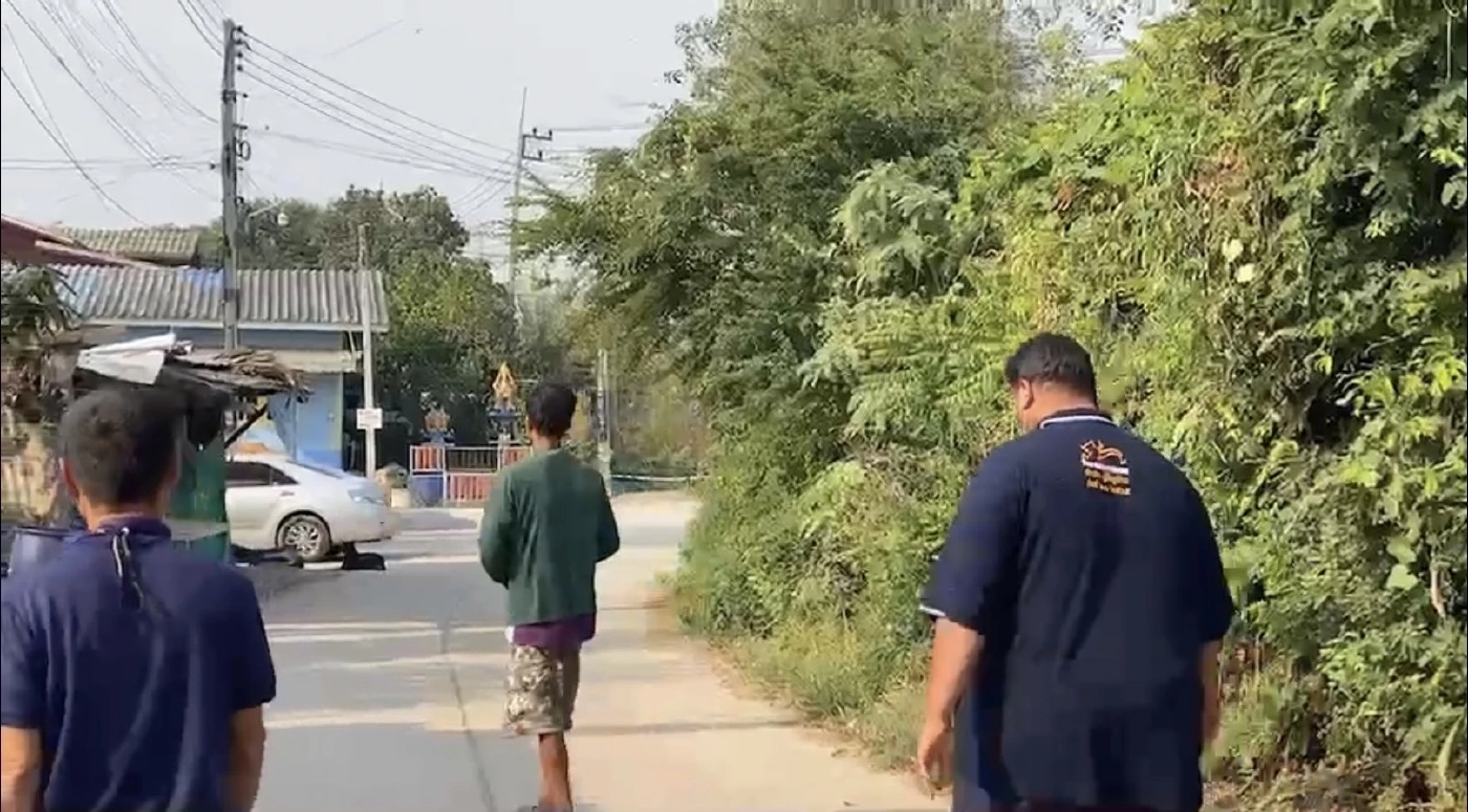 &quot;นายหรั่ง&quot; (เสื้อเขียว) หนึ่งในผู้ต้องสงสัย