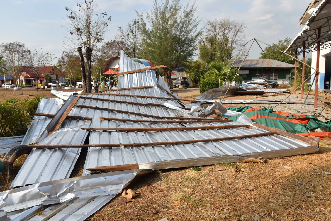 ระทึก!! พายุถล่มโรงเรียน ครู นักเรียนหนีตายอลหม่าน รุนแรงรอบ 100 ปี