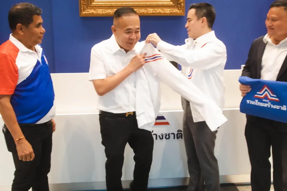 “สมหวัง-เจ๋ง ดอกจิก” อดีตแกนนำนปช. ตบเท้าสมัครสมาชิกพรรครวมไทยสร้างชาติ
