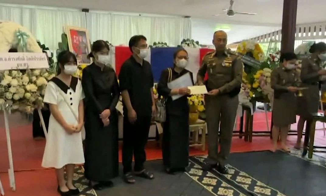 พิธีรดน้ำศพ สายตรวจปากช่อง รอง ผบ.ตร. ชื่นชมจิตวิญญาณ ร่วมแบกโลงบรรจุร่าง