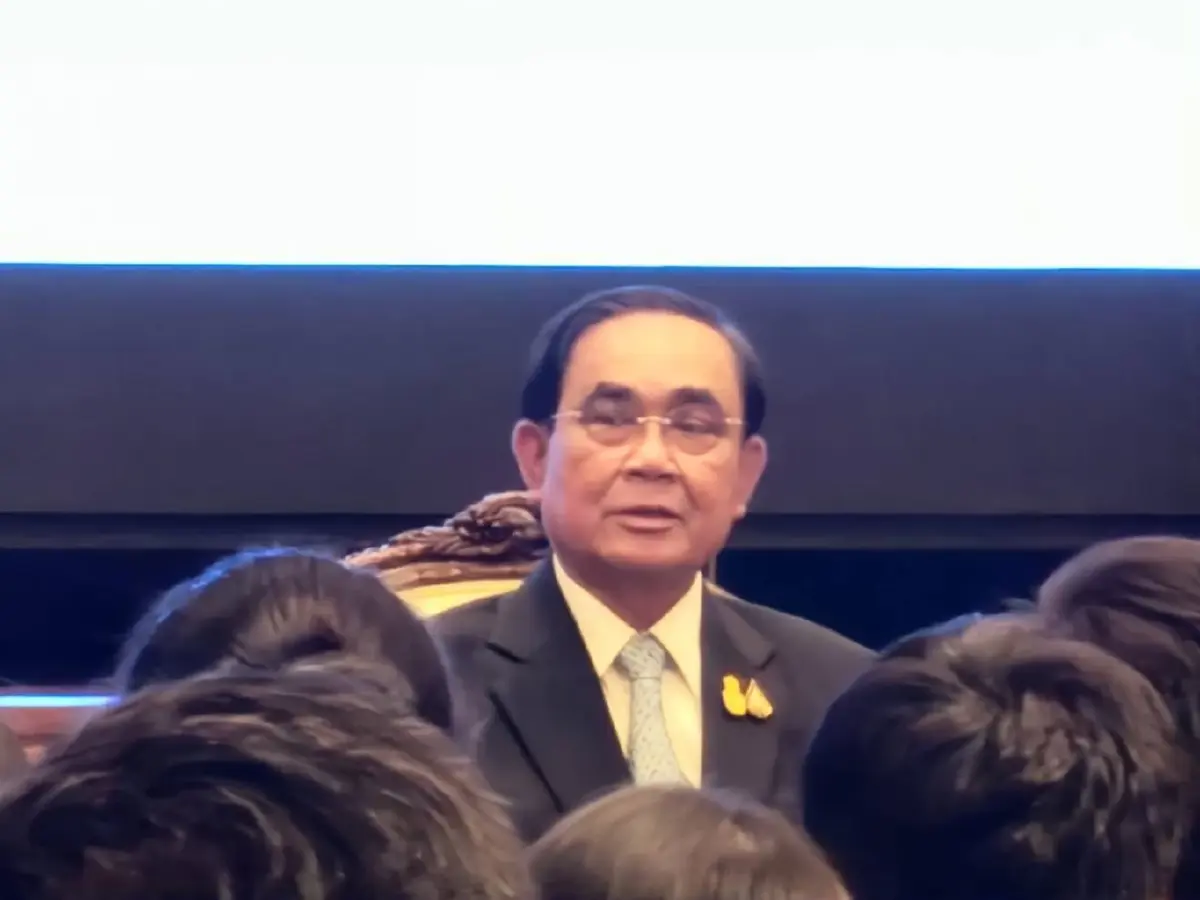 "นายกฯ" จ้อเด็ก ยันไม่ใช่คนแก่ไม่รู้เรื่อง แนะ เยาวชนปรับตัวโลกเปลี่ยนเร็ว