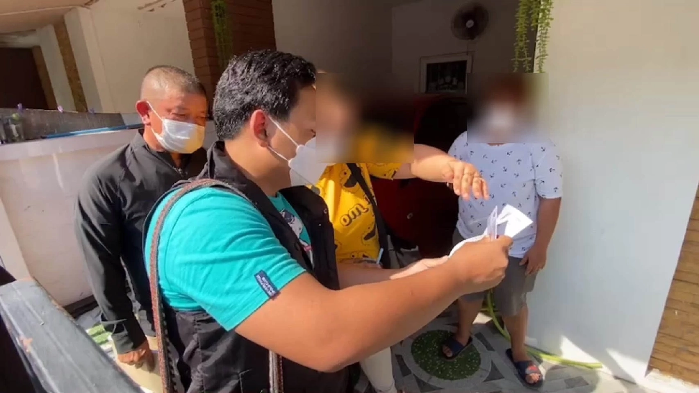 ปวีณา - ตร.บางบัวทอง นำหมายศาลเข้าค้นบ้านครูเตย ยึดสาก มีดทำครัว ไปตรวจสอบ