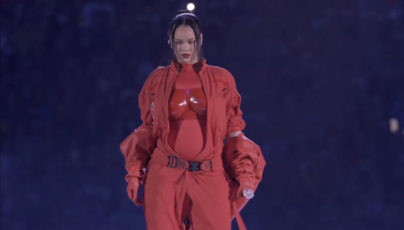 “Rihanna” อุ้มท้องลูกคนที่สอง คัมแบ็คในรอบ 7 ปีจัดเต็มโชว์ “Super Bowl 2023”