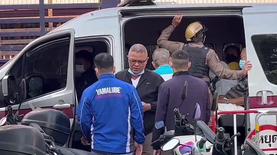 คุม 45 นักพนันไฮโล บ่อนตลาดพญาไม้ ส่งศาลธนบุรี หลังถูกจับกุมกลางดึก