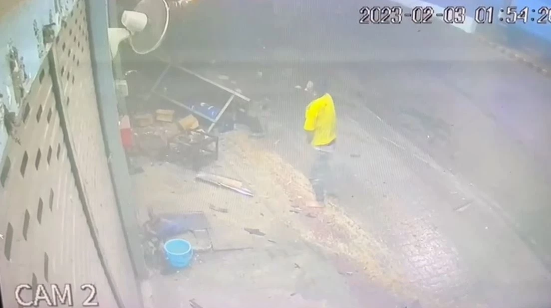 เร็วแรงทะลุร้านข้าวต้ม กระบะพุ่งชนยับ ลูกค้าโดดหนี รอดหวุดหวิด