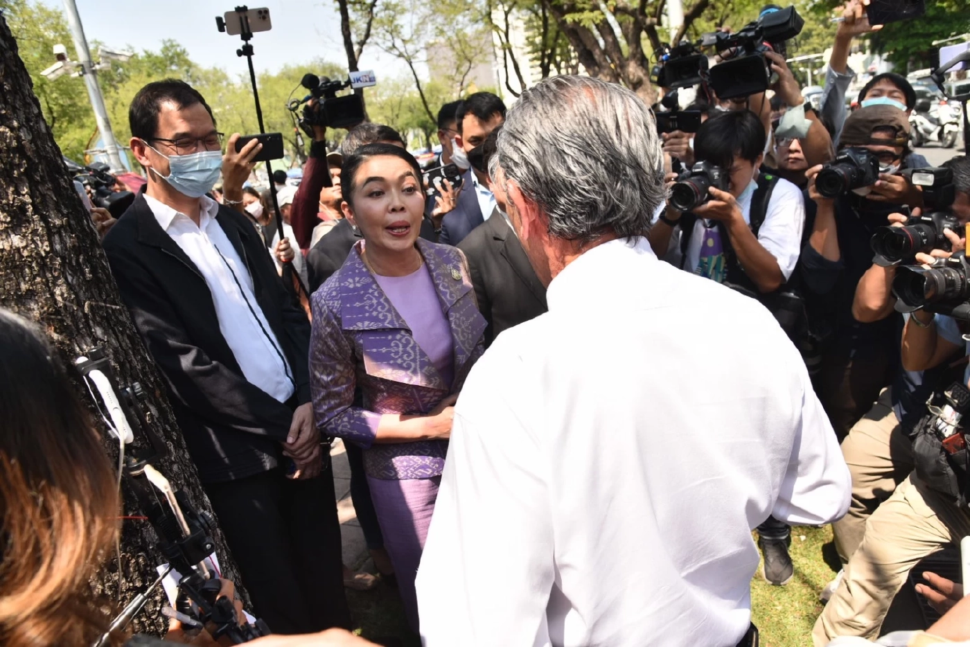 เจ๊รวย VS ชูวิทย์ 