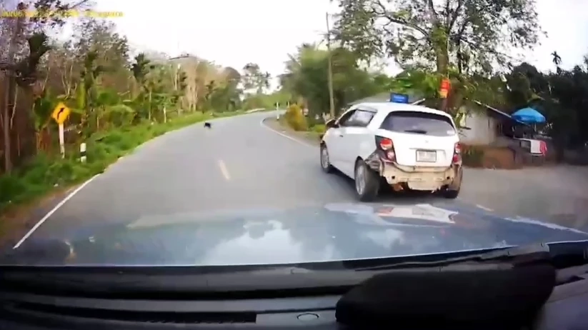 ไล่จับวุ่น พ่อคลั่งยาอุ้มลูก 6 เดือน ซิ่งเก๋งหนี ชนยับ ปชช. - รถตร.  (มีคลิป)