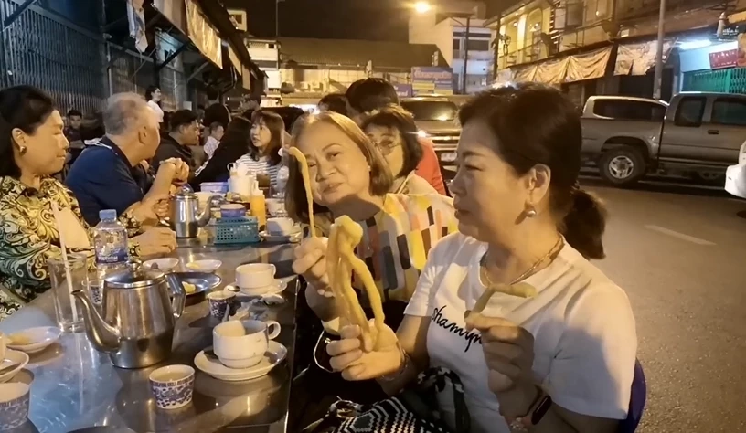 ร้านปาท่องโก๋ตรังลูกค้าแน่น หลัง "ปาท่องโก๋" ติดท็อป 5 ของหวานริมทางโลก