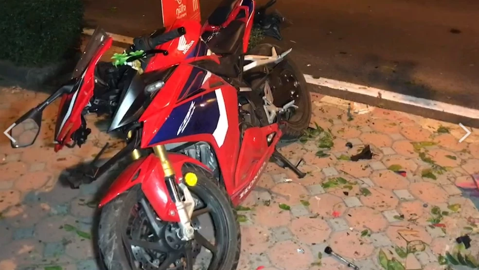 สลด! นร.นายสิบตำรวจ ซิ่งบิ๊กไบค์ เสียหลักชนต้นไม้ข้างทาง ดับ 1 เจ็บ 1