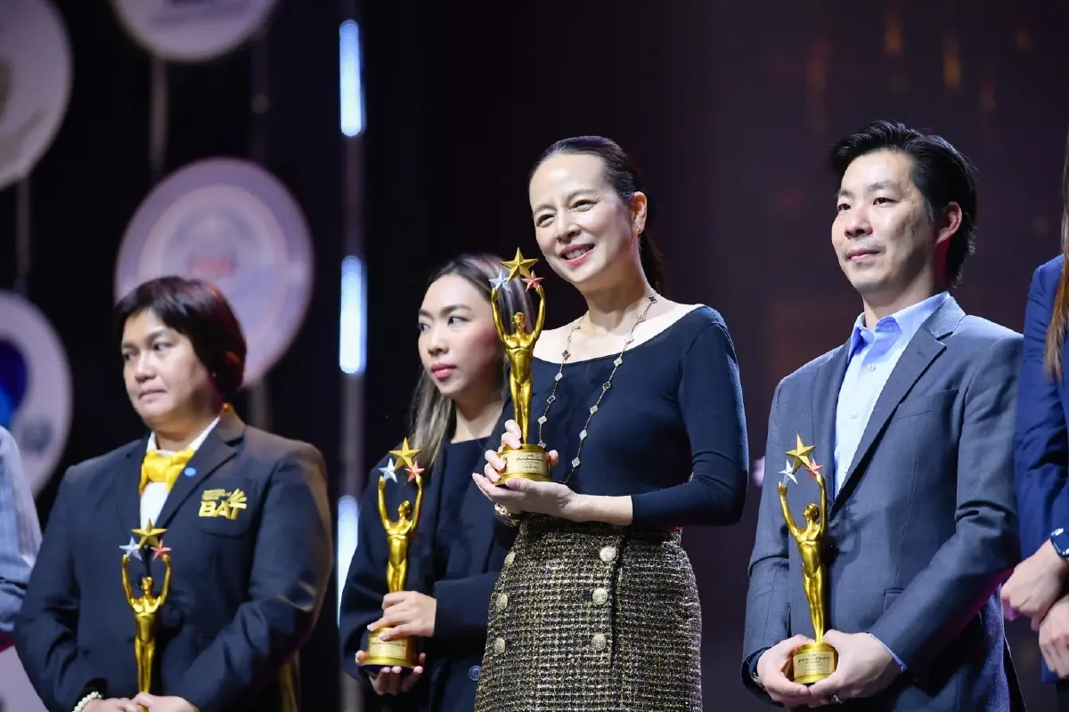 "มาดามแป้ง" นวลพรรณ ล่ำซำ CEO บมจ.เมืองไทยประกันภัย ขึ้นรับรางวัลผู้จัดการทีมยอดเยี่ยมแห่งทศวรรษ