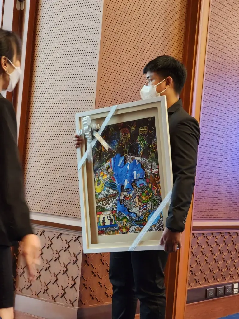 "นายกฯ" จ้อเด็ก ยันไม่ใช่คนแก่ไม่รู้เรื่อง แนะ เยาวชนปรับตัวโลกเปลี่ยนเร็ว