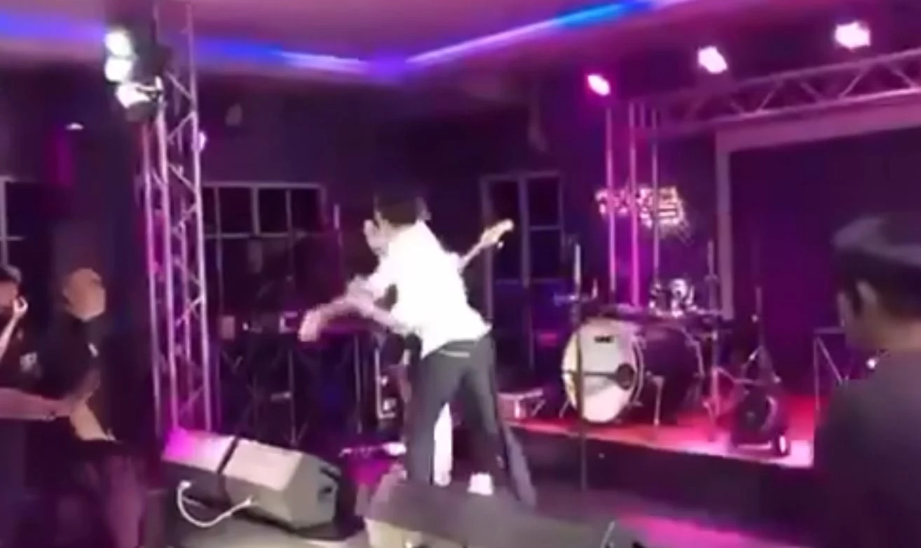 เจ้าของร้านเผยนาทีช็อก! ชายบุกต่อยหน้า "เอ๊ะ จิรากร" บาดเจ็บกกหูซ้าย