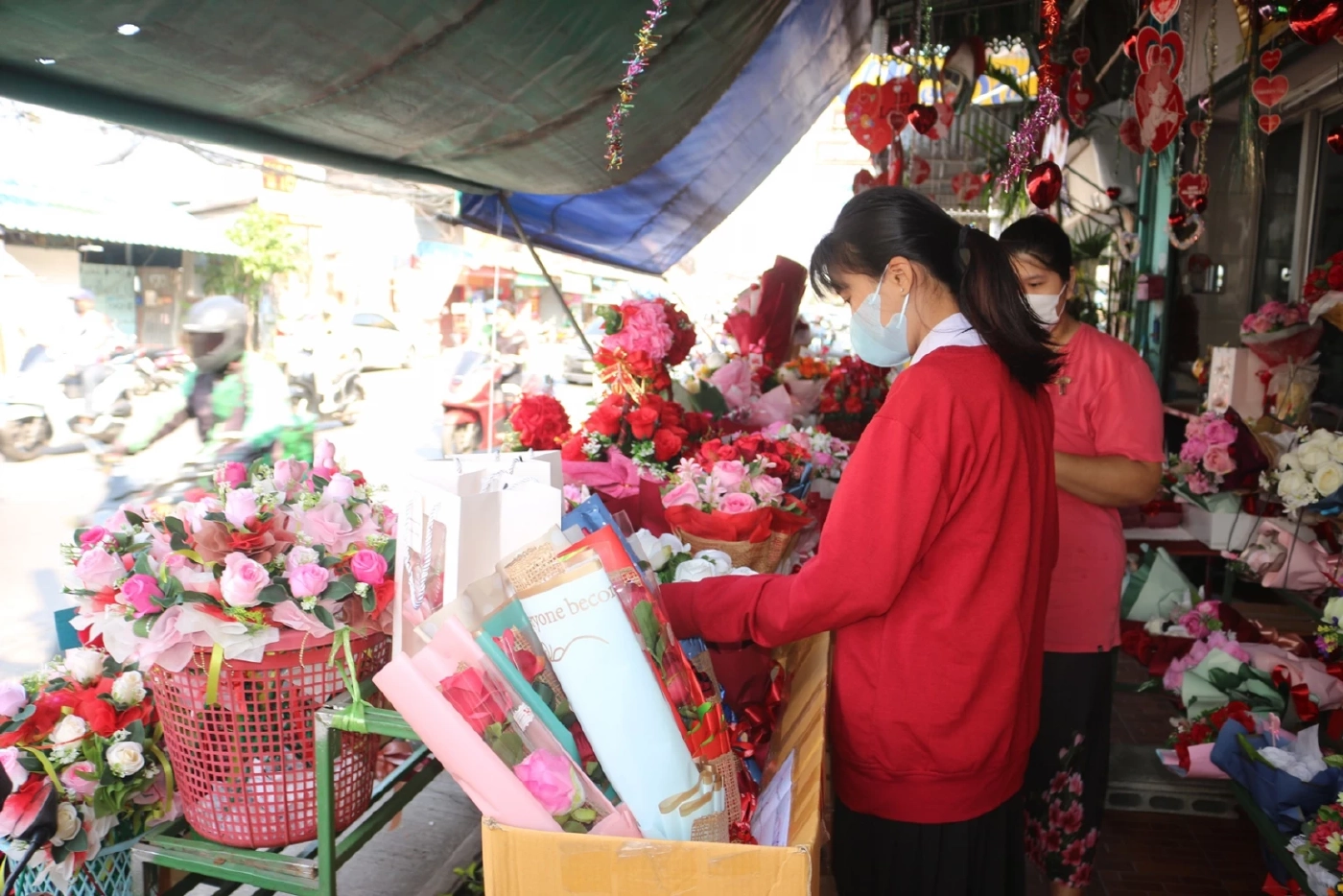 "วาเลนไทน์" พิษณุโลกคึกคัก ลูกค้าสั่งกุหลาบช่อละกว่า 3 หมื่นบาท ให้คนรัก