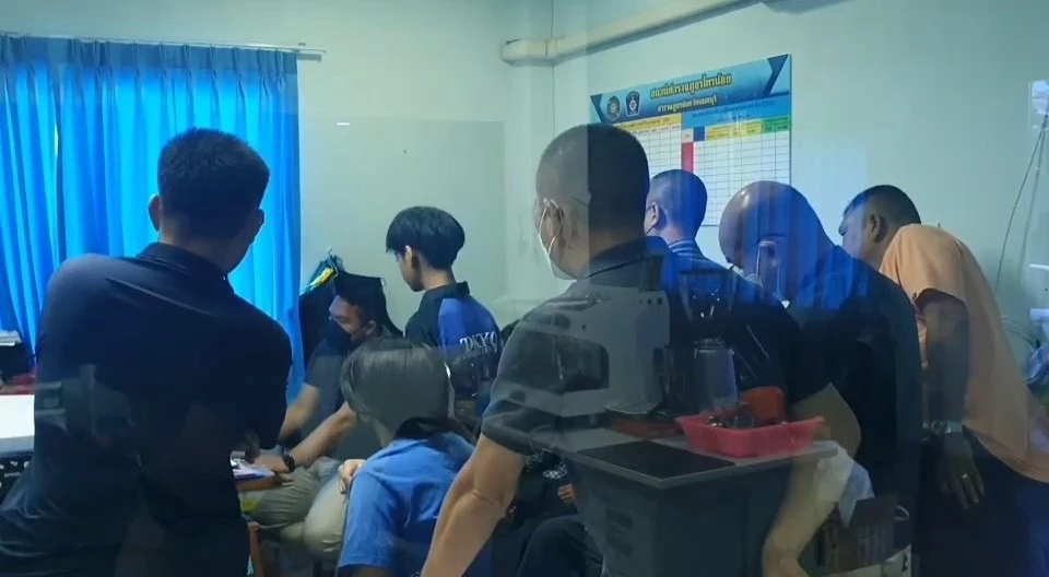 โจ๋ "แก๊งไทรน้อย" อาละวาด ซิ่ง จยย. 7 คัน ไล่ฟันวัยรุ่น มือเกือบขาด (มีคลิป)