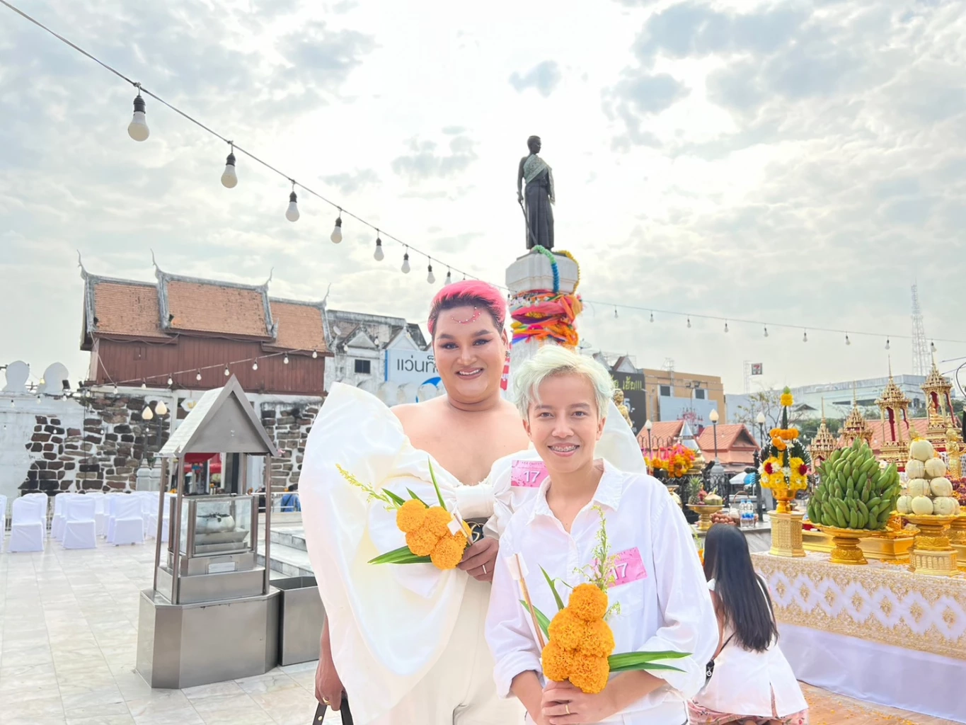 "วาเลนไทน์" โคราชสุดชื่นมื่น คู่รักหลานย่าโม จดทะเบียนสมรสลอยฟ้า