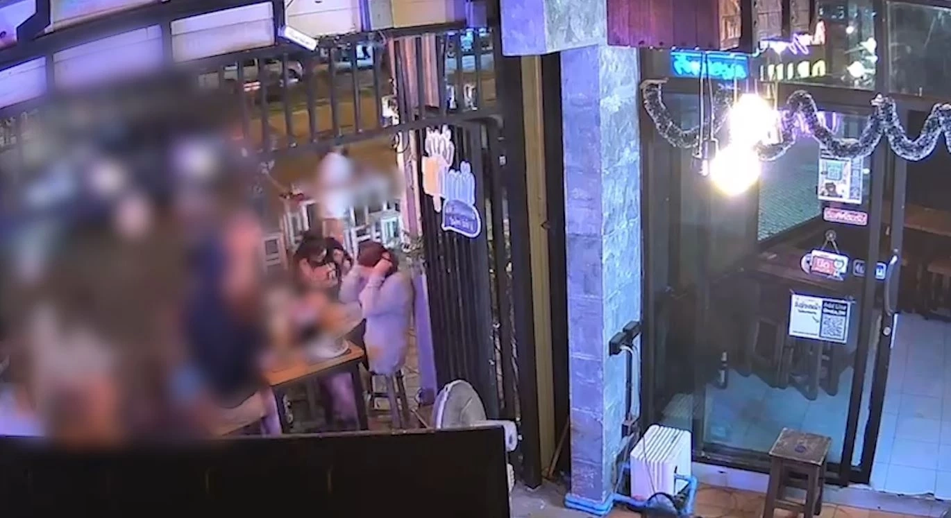 ตร.เมาขับ พุ่งชนร้านอาหาร ย่านบางเขน ลูกค้าเจ็บ 4 สาหัส 2 (มีคลิป)