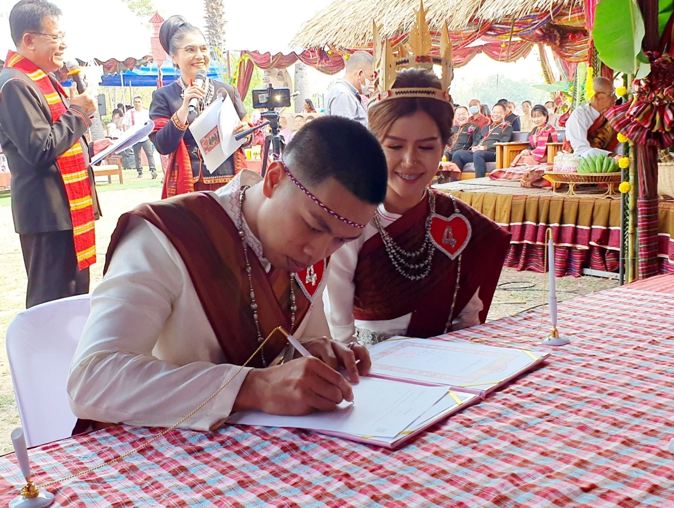 ที่เดียวในโลก สุรินทร์จัดวิวาห์วันวาเลนไทน์ 30 คู่รักจดทะเบียนบนหลังช้าง