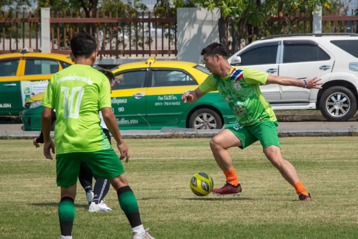 “ธนาธร” ร่วมเตะบอลสมาคมแท็กซี่ฯ ให้กำลังใจผ่านวิกฤติหนี้โควิด-แก๊สแพง