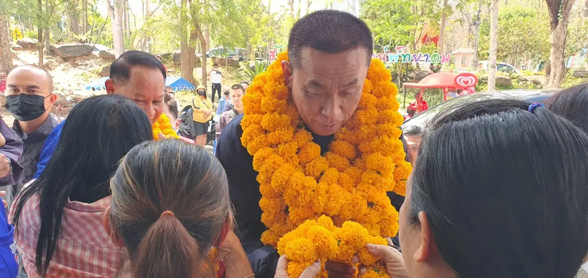 แสบทรวงคนเสื้อแดงชูป้ายแจกนโยบายพรรคภูมิใจไทย