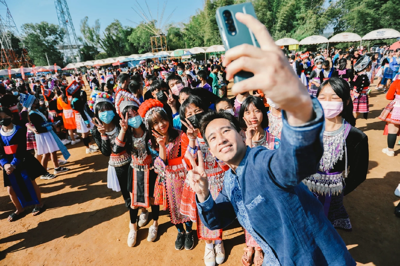 สองขั้วก้าวไกล "เห็นต่าง" หรือ "ปักหลัก" สู้ศึกเลือกตั้ง 66