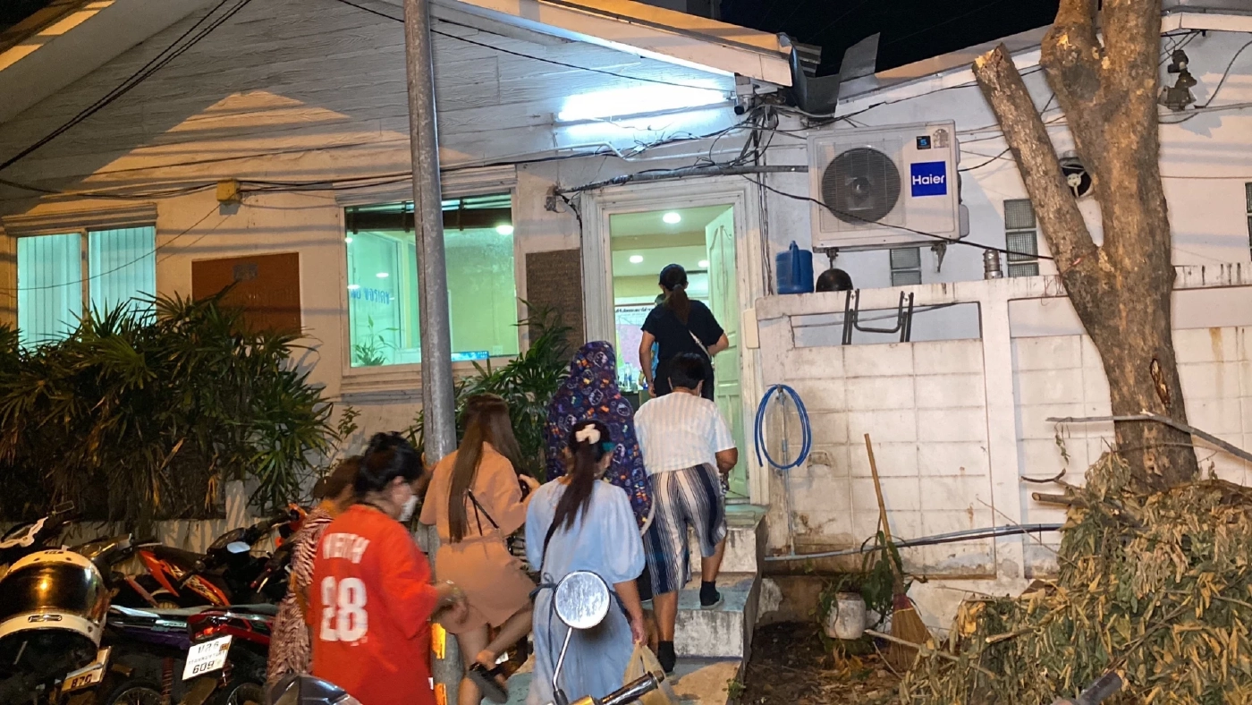 นครบาลบุกจับบ่อนไพ่ป๊อก เปิดเย้ยกฎหมาย รวบนักพนัน 50 ราย