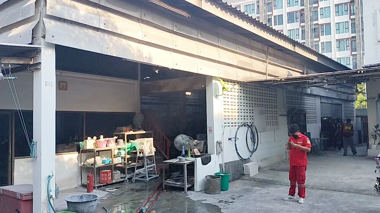 เพลิงไหม้โรงงานผลิตกระดุมพลาสติก รามอินทรา 79 ไร้เจ็บตาย