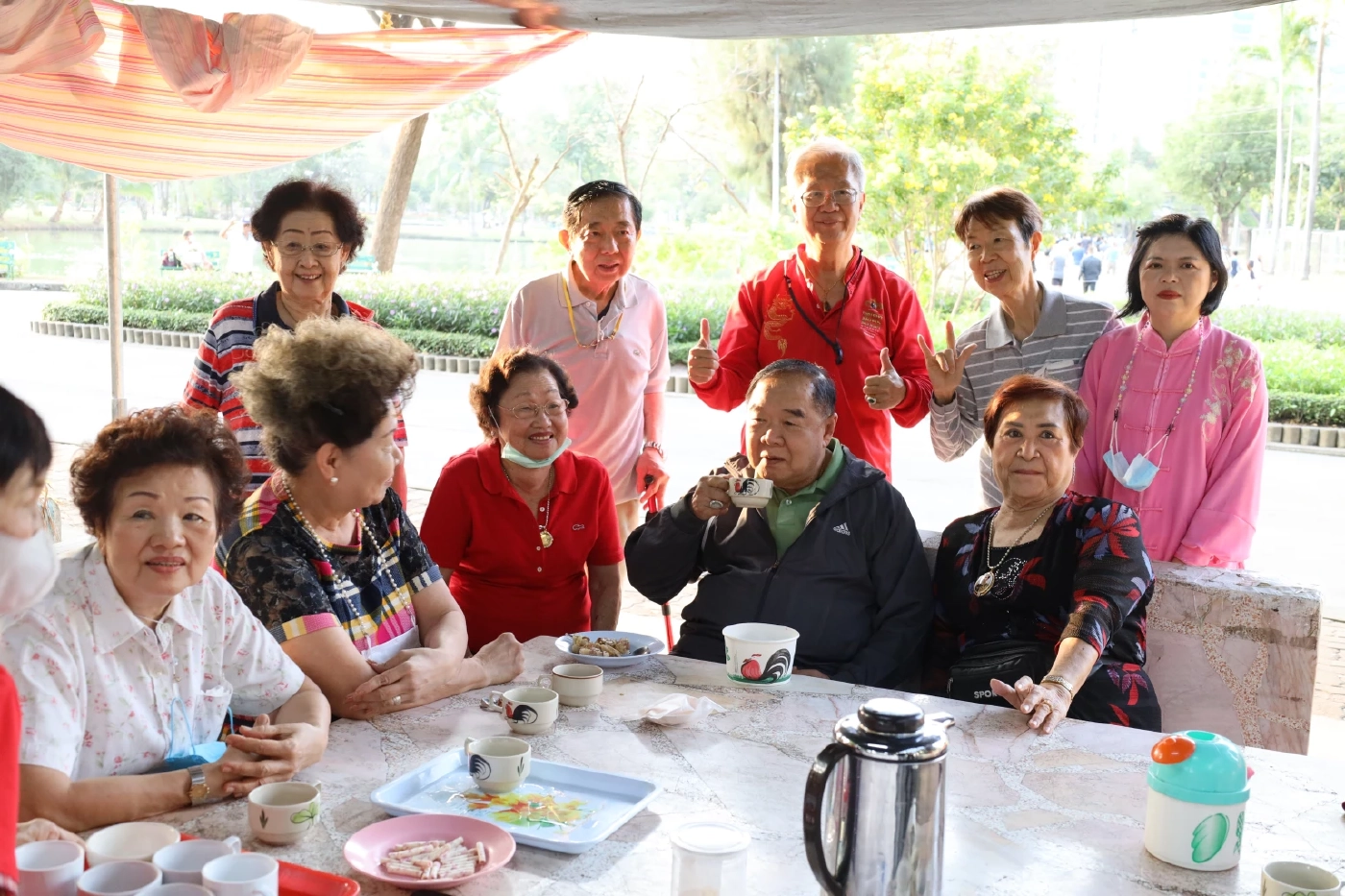 “ลุงป้อม” สุดฟิต เดินออกกำลังกายสวนลุมฯ ชาวบ้าน เชียร์นั่งนายกฯ คนที่ 30