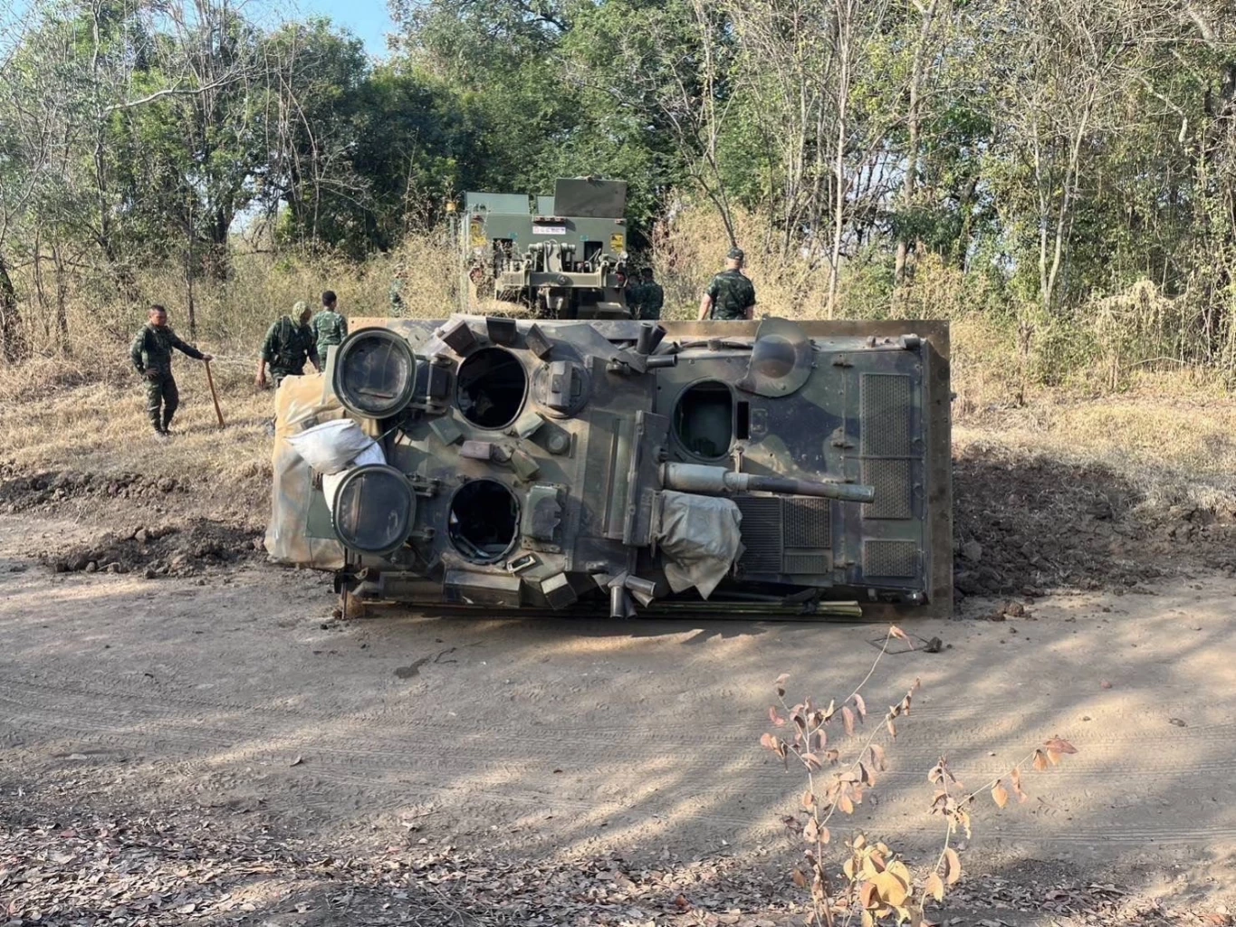 "กองทัพบก" เคลื่อนย้ายร่าง "นายร้อย" รถถังพลิกคว่ำ ประกอบพิธีทางศาสนา