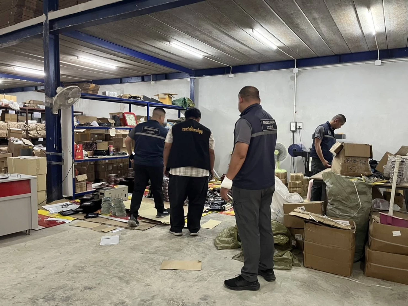 ปอศ. จับโกดังขายอะไหล่รถปลอม อ้างนายทุนจีน "หลิว เต๋อหัว" อยู่เบื้องหลัง