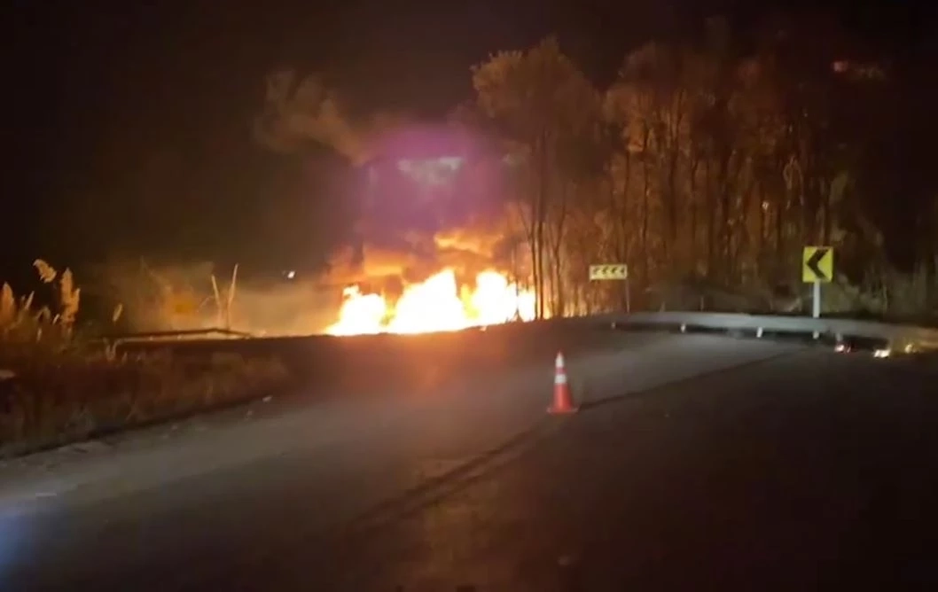 รถบรรทุกน้ำมันหลุดโค้ง พลิกคว่ำตกภูเขา ไฟลุกไหม้วอดทั้งคัน